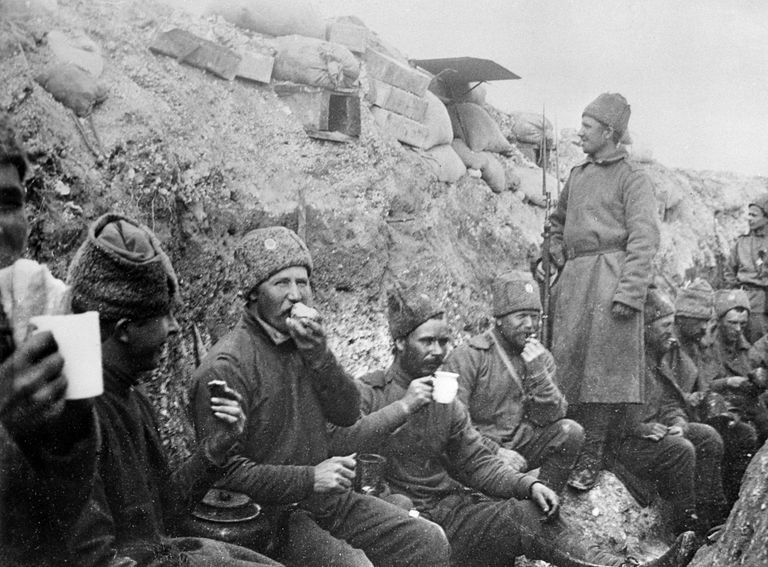 Солдаты русской армии в окопе в перерыве между боями Солдаты русской армии в окопе в перерыве между боями
