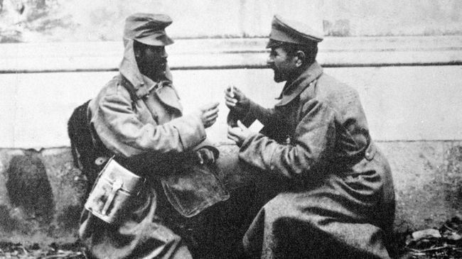 Братание австрийского и русского солдата на фронтах Первой мировой войны. 1917 год Братание австрийского и русского солдата на фронтах Первой мировой войны. 1917 год