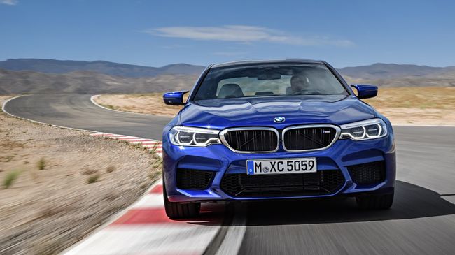 Автомобиль BMW M5. Архивное фото