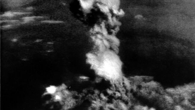 Взрыв атомной бомбы над Хиросимой 6 августа 1945 года Взрыв атомной бомбы над Хиросимой 6 августа 1945 года