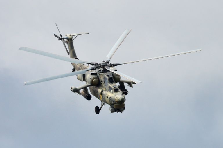 Вертолет Ми-28Н во время военного шоу Вежливые люди в рамках форума Армия-2017 Вертолет Ми-28Н во время военного шоу Вежливые люди в рамках форума Армия-2017