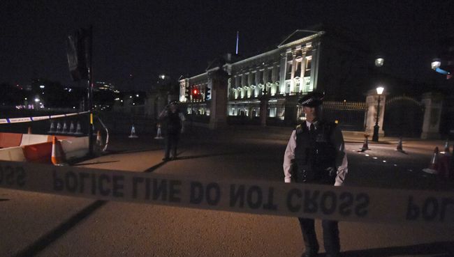 На месте нападения на полицейских у Букингемского дворца в Лондоне, 26.08.2017