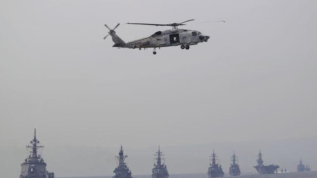 Вертолет SH-60 в бухте Сагами в Токио. Архивное фото