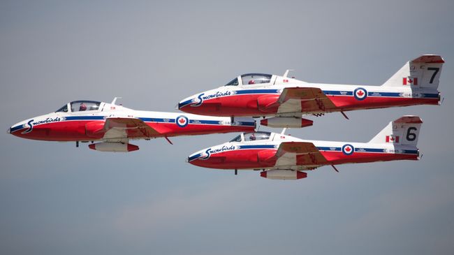 Самолеты пилотажной группы Snowbirds Королевских ВВС Канады. Архивное фото Самолеты пилотажной группы Snowbirds Королевских ВВС Канады. Архивное фото