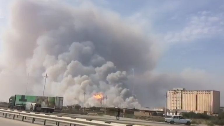 Дым и пламя над складом боеприпасов в Азербайджане после взрыва