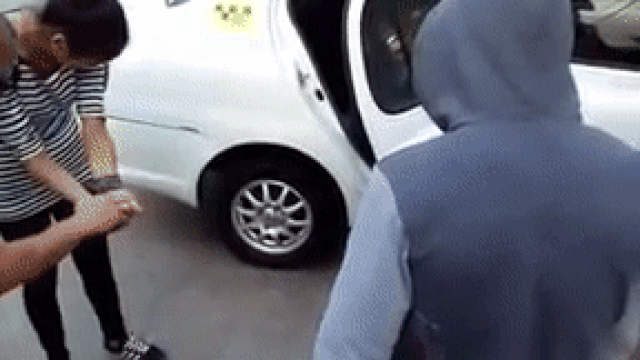 Таксист заставил девушек испачкаться зеленкой gif Таксист заставил девушек испачкаться зеленкой gif