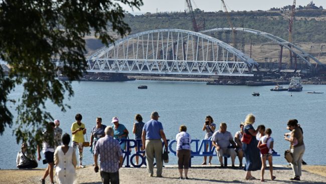 Вид на железнодорожную арку моста через Керченский пролив с горы Митридат в Крыму. Архивное фото Вид на железнодорожную арку моста через Керченский пролив с горы Митридат в Крыму. Архивное фото