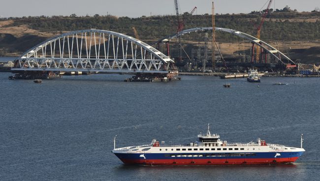 Вид на железнодорожную арку моста через Керченский пролив с горы Митридат в Крыму