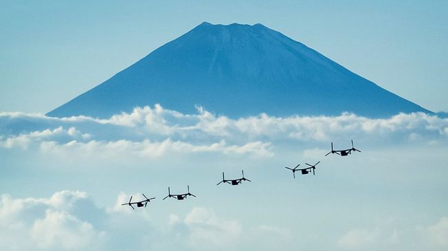 Американские конвертопланы Osprey на фоне горы Фудзи в Японии. Архивное фото Американские конвертопланы Osprey на фоне горы Фудзи в Японии. Архивное фото
