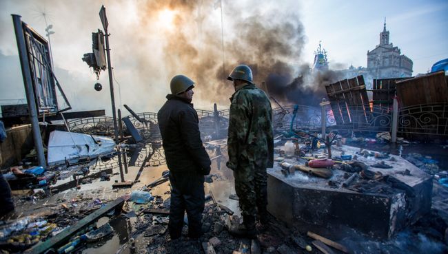 Сторонники оппозиции на площади Независимости в Киеве, где начались столкновения митингующих и сотрудников милиции