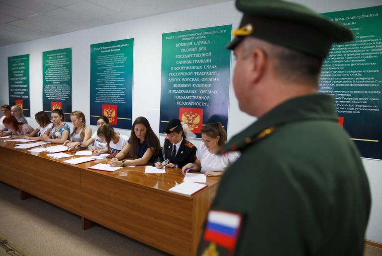 Девушки-кандидаты в курсанты Краснодарского высшего военного авиационного училища летчиков проходят профотбор Девушки-кандидаты в курсанты Краснодарского высшего военного авиационного училища летчиков проходят профотбор