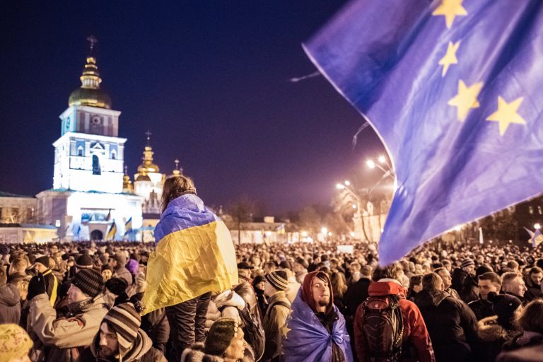 Участники акции в поддержку евроинтеграции Украины на Михайловской площади в Киеве