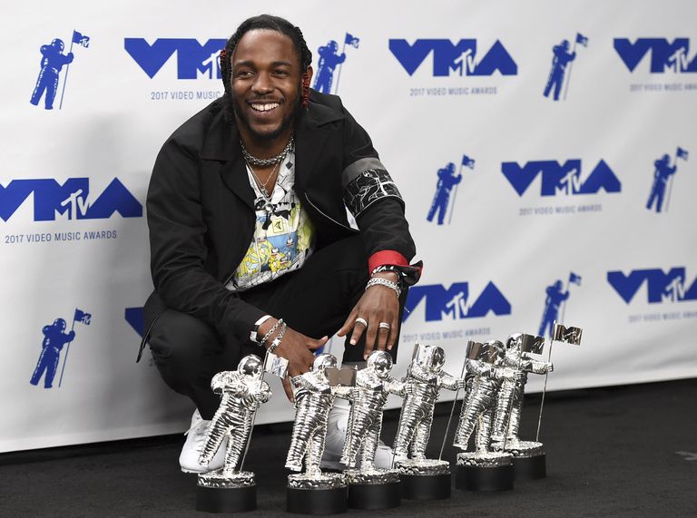 Кендрик Ламар с наградами получеными на церимонии MTV Video Music Awards - 2017. 27 августа 2017 Кендрик Ламар с наградами получеными на церимонии MTV Video Music Awards - 2017. 27 августа 2017