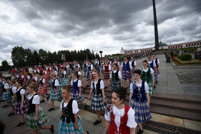 Международная команда исполнителей шотландских танцев на шествии участников фестиваля Спасская башня на Поклонной горе в Москве Международная команда исполнителей шотландских танцев на шествии участников фестиваля Спасская башня на Поклонной горе в Москве