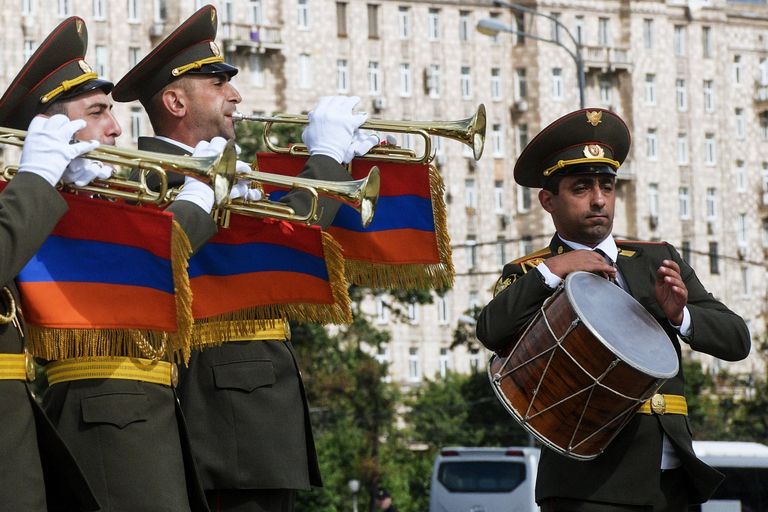 Музыканты оркестра Главного штаба Вооруженных сил Армении на шествии участников фестиваля Спасская башня на Поклонной горе в Москве Музыканты оркестра Главного штаба Вооруженных сил Армении на шествии участников фестиваля Спасская башня на Поклонной горе в Москве