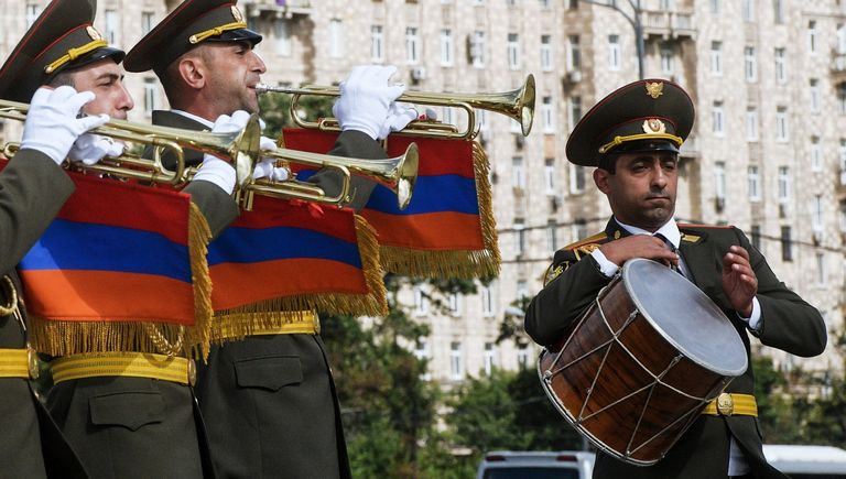 Музыканты оркестра Главного штаба Вооруженных сил Армении на шествии участников фестиваля Спасская башня на Поклонной горе в Москве Музыканты оркестра Главного штаба Вооруженных сил Армении на шествии участников фестиваля Спасская башня на Поклонной горе в Москве