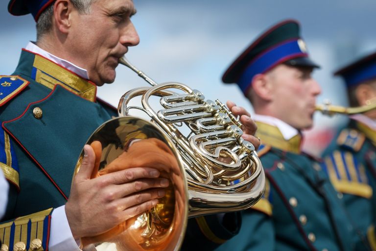 Музыканты Президентского оркестра Службы коменданта Московского Кремля Федеральной службы охраны РФ на шествии участников фестиваля Спасская башня на Поклонной горе в Москве Музыканты Президентского оркестра Службы коменданта Московского Кремля Федеральной службы охраны РФ на шествии участников фестиваля Спасская башня на Поклонной горе в Москве