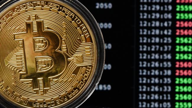Сувенирная монета криптовалюты биткойн в MaRSe Bitcoin Center в Москве. Архивное фото
