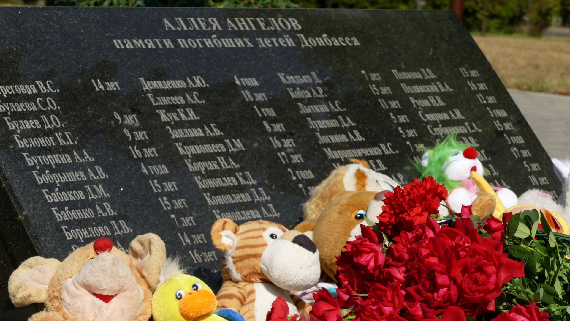 Цветы и игрушки, возложенные к памятнику Аллея Ангелов в Донецке Цветы и игрушки, возложенные к памятнику Аллея Ангелов в Донецке - РИА Новости, 1920, 04.03.2022