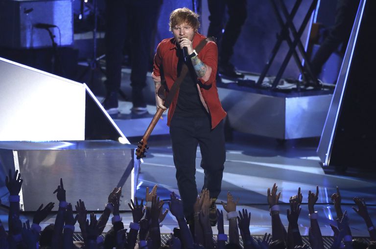 Британский певец Эд Шеран во время выступления на церемонии вручения MTV Video Music Awards - 2017. 27 августа 2017 Британский певец Эд Шеран во время выступления на церемонии вручения MTV Video Music Awards - 2017. 27 августа 2017