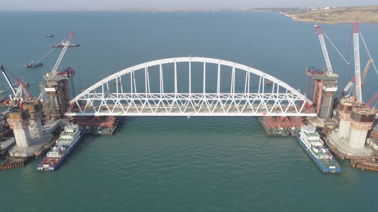 Буксиры доставили шеститысячетонную арку крымского моста к месту установки на опоры Буксиры доставили шеститысячетонную арку крымского моста к месту установки на опоры