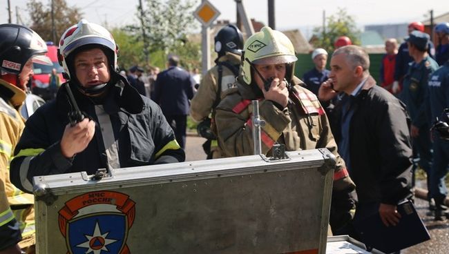 Сотрудники противопожарной службы МЧС России во время тушения пожара в частном доме престарелых Жемчужина в Красноярске. 28 августа 2017