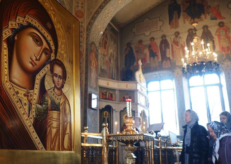 Прихожане во время литургии в храме святого пророка Илии в Краснодаре Прихожане во время литургии в храме святого пророка Илии в Краснодаре