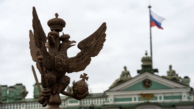 Двуглавый орел на ограде Александровской колонны на Дворцовой площади в Санкт-Петербурге Двуглавый орел на ограде Александровской колонны на Дворцовой площади в Санкт-Петербурге