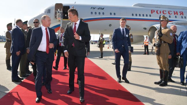Владимир Путин и министр внешних экономических связей иностранных дел Венгрии Петер Сийярто во время встречи в аэропорту Будапешта.  28 августа 2017