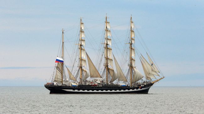 Парусное дефиле барка Крузенштерн на Балтийском море Парусное дефиле барка Крузенштерн на Балтийском море