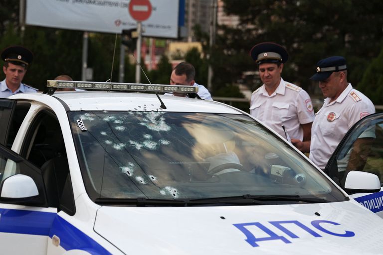 Сотрудники правоохранительных органов у автомобиля ДПС, обстрелянного злоумышленником в Краснодаре Сотрудники правоохранительных органов у автомобиля ДПС, обстрелянного злоумышленником в Краснодаре