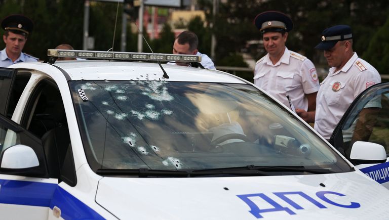 Сотрудники правоохранительных органов у автомобиля ДПС, обстрелянного злоумышленником в Краснодаре Сотрудники правоохранительных органов у автомобиля ДПС, обстрелянного злоумышленником в Краснодаре