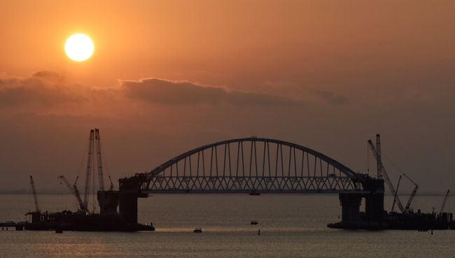 Железнодорожная арка строящегося моста через Керченский пролив, поднятая до проектной высоты. 29 августа 2017 Железнодорожная арка строящегося моста через Керченский пролив, поднятая до проектной высоты. 29 августа 2017