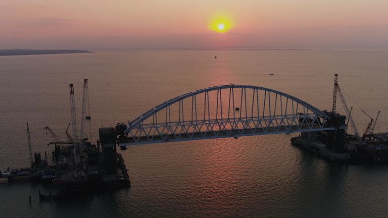 Строители подняли железнодорожную арку Крымского моста на фарватерные опоры Строители подняли железнодорожную арку Крымского моста на фарватерные опоры