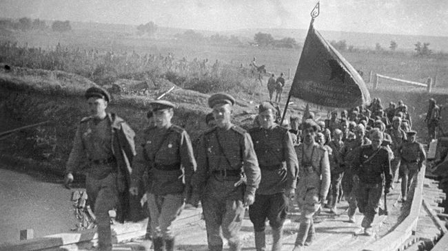 Воинское подразделение Советской Армии выдвигается на боевую позицию.