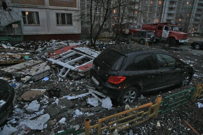 Многометровый кусок штукатурки отвалился от стены жилого дома. Архив