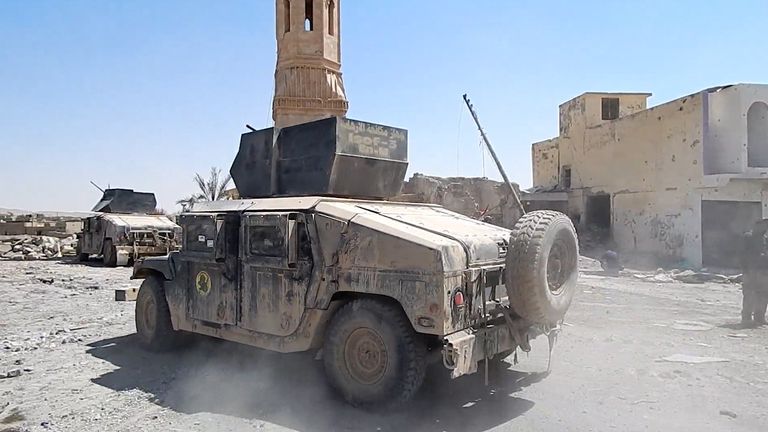 Иракские военные зачищали улицы Талль-Афара, освобожденного от боевиков ИГ* Иракские военные зачищали улицы Талль-Афара, освобожденного от боевиков ИГ*
