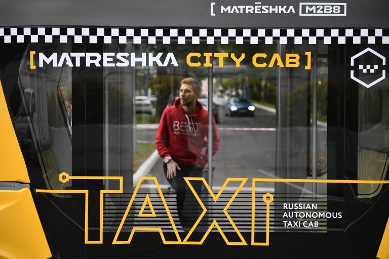 Первый беспилотный пассажирский автобус MatrЁshka во время тестового рейса