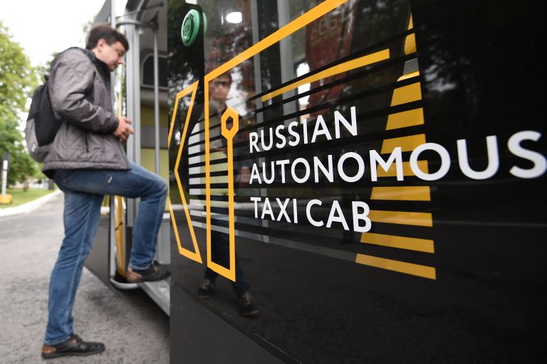 Первый беспилотный пассажирский автобус MatrЁshka во время тестового рейса
