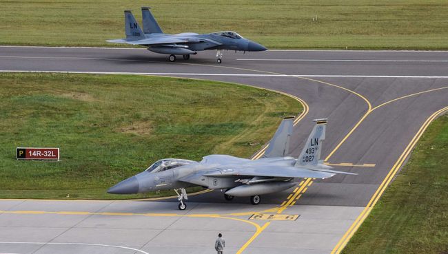 Истребители США F-15C Eagle на авиабазе в литовском городе Шяуляй. Архивное фото Истребители США F-15C Eagle на авиабазе в литовском городе Шяуляй. Архивное фото