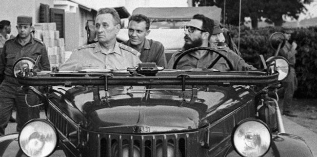 Фидель и Рауль Кастро показывают сельское хозяйство маршалу А.Гречко. Архив