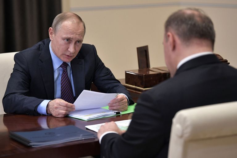 Владимир Путин во время встречи с временно исполняющим обязанности главы Республики Адыгея Муратом Кумпиловым. 30 августа 2017