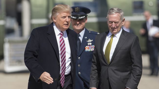 Министр обороны США Джеймс Мэттис и президент США Дональд Трамп. Архивное фото