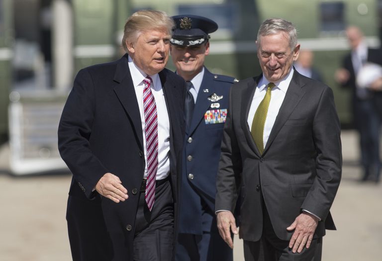 Министр обороны США Джеймс Мэттис и президент США Дональд Трамп Министр обороны США Джеймс Мэттис и президент США Дональд Трамп
