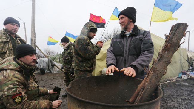 Участники торговой блокады Донбасса у станции Кривой Торец, Донецкая область