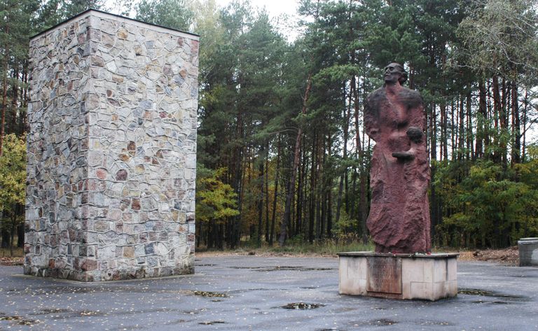 Памятник жертвам нацистского режима на территории лагеря смерти Собибор в Польше Памятник жертвам нацистского режима на территории лагеря смерти Собибор в Польше