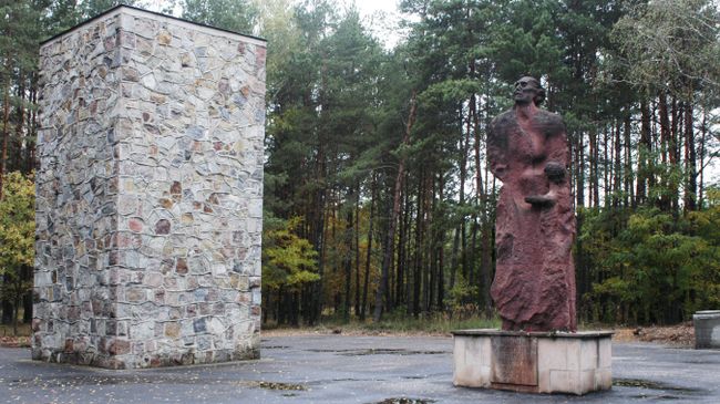 Памятник жертвам нацистского режима на территории лагеря смерти Собибор в Польше 