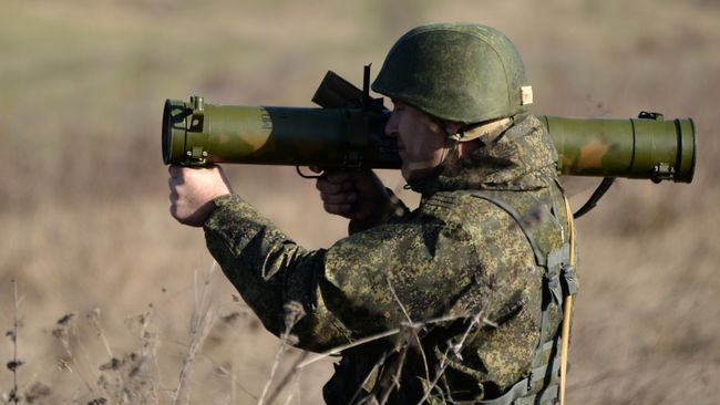 Военнослужащий с реактивным огнеметом РПО Шмель на тактико-специальных занятиях 