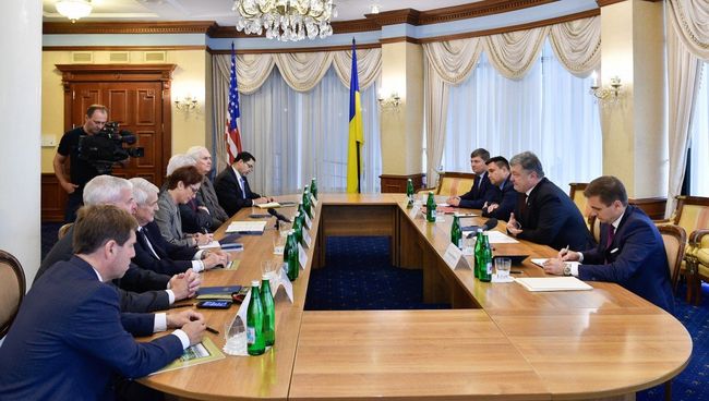 Петр Порошенко во время встречи с делегацией Конгресса США. 30 августа 2017 Петр Порошенко во время встречи с делегацией Конгресса США. 30 августа 2017