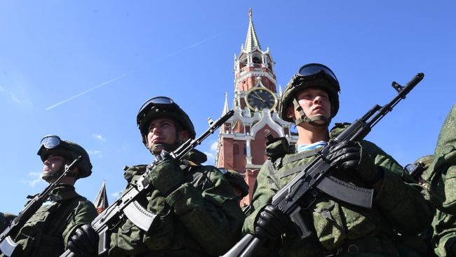 Военнослужащие на Красной площади в Москве. Архивное фото Военнослужащие на Красной площади в Москве. Архивное фото